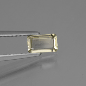 0.46カラットの天然イエローベージュカラーチェンジダイアスポア（6.3×3.8 mm・エメラルドカット）