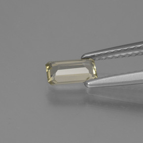 0.46カラットの天然イエローベージュカラーチェンジダイアスポア（6.3×3.8 mm・エメラルドカット）