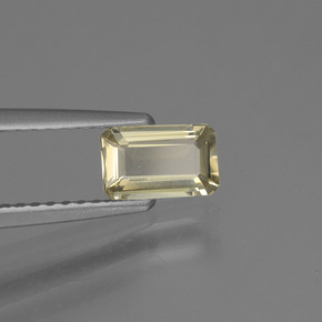 0.59カラットの天然非常に薄い黄色色が変わるダイアスポア、エメラルドカット、VVS-VS