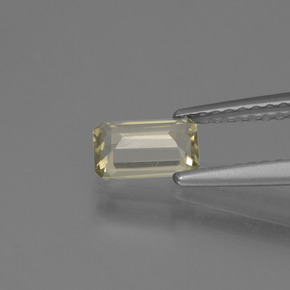 0.59カラットの天然非常に薄い黄色色が変わるダイアスポア、エメラルドカット、VVS-VS