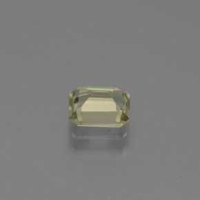 0.88カラットの天然グリーン〜ピンクカラーチェンジダイアスポア（6.2×5.2 mm・エメラルドカット）