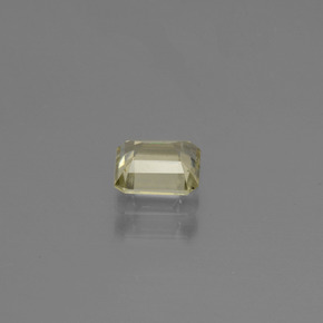 0.74カラットの天然ライトゴールデンイエローカラーチェンジダイアスポア（5.4×5 mm・エメラルドカット）