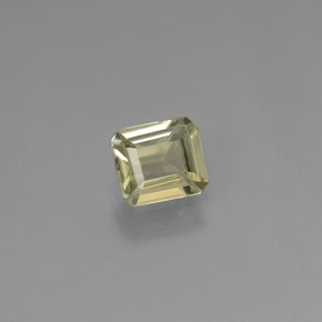 0.74カラットの天然イエローベージュカラーチェンジダイアスポア（5.8×5.1 mm・エメラルドカット）
