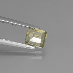 0.74カラットの天然イエローベージュカラーチェンジダイアスポア（5.8×5.1 mm・エメラルドカット）