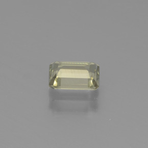 0.80カラットの天然とても淡いイエローカラーチェンジダイアスポア（6.2×4.9 mm・エメラルドカット）