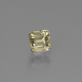 0.71カラットの天然グリーン〜ピンクカラーチェンジダイアスポア（4.8×4.6 mm・エメラルドカット）