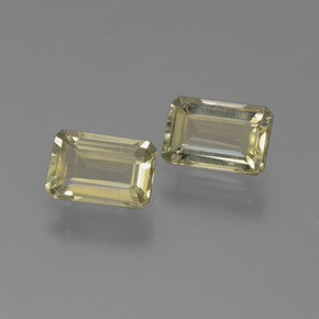 カラットの天然グリーン/ピンクカラーチェンジダイアスポア（6.9×4.5 mm・エメラルドカット）