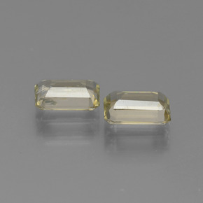 カラットの天然グリーン/ピンクカラーチェンジダイアスポア（6.9×4.5 mm・エメラルドカット）