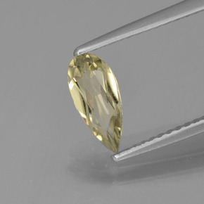 0.75カラットの天然とても淡いイエローカラーチェンジダイアスポア（9.1×4.1 mm・洋梨の形）