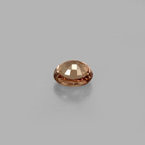 0.85カラットの天然ゴールデンブラウン〜ピンクカラーチェンジガーネット（5.6×4.4 mm・オーバルカット）
