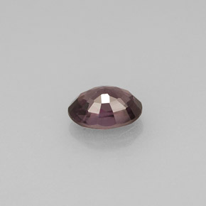 0.68カラットの天然パープル〜レッドピンクカラーチェンジガーネット（6×4.1 mm・オーバルカット）