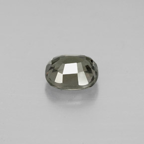 1.30カラットの天然緑がかった茶〜オレンジカラーチェンジガーネット（6.3×5.8 mm・クッションカット）