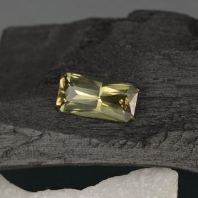 0.74カラットの天然茶色がかった黄色カラーチェンジガーネット（7.1×3.6 mm・エメラルドカット）