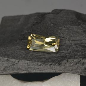 0.76カラットの天然Medium Yellow カラーチェンジガーネット（7.1×3.7 mm・エメラルドカット）