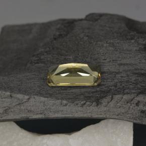 0.76カラットの天然Medium Yellow カラーチェンジガーネット（7.1×3.7 mm・エメラルドカット）
