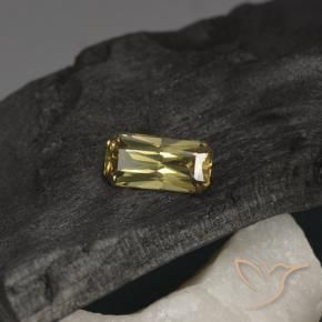 0.72カラットの天然Medium Yellow カラーチェンジガーネット、八角形 / エメラルドカット、VVS