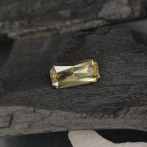 0.71カラットの天然ウォームイエローカラーチェンジガーネット（7.1×3.4 mm・エメラルドカット）