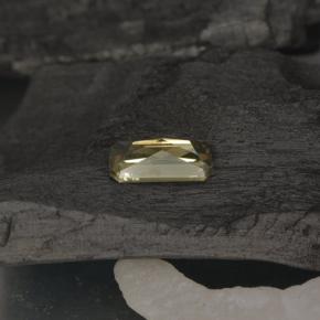 0.71カラットの天然ウォームイエローカラーチェンジガーネット（7.1×3.4 mm・エメラルドカット）