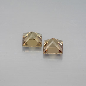 カラットの天然ゴールデンブラウン〜オレンジカラーチェンジガーネット（4.1×4.1 mm・四角）