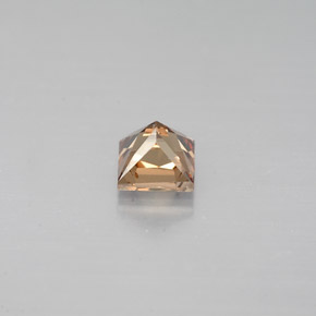 0.63カラットの天然ゴールデンブラウン〜オレンジカラーチェンジガーネット（4.2×4.1 mm・四角）