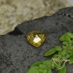 0.61カラットの天然ゴールデンイエローカラーチェンジガーネット（5.3×5.3 mm・トリリアント）