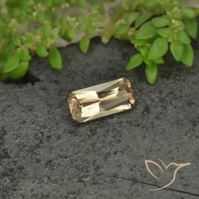 0.68カラットの天然ゴールドカラーチェンジガーネット、八角形 / エメラルドカット、VVS