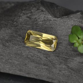 0.60カラットの天然ゴールデンイエローカラーチェンジガーネット（7.1×3.5 mm・エメラルドカット）