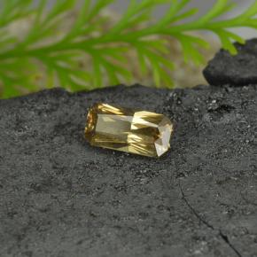 0.78カラットの天然ゴールデンイエローカラーチェンジガーネット（7.1×3.5 mm・エメラルドカット）