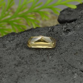 0.78カラットの天然ゴールデンイエローカラーチェンジガーネット（7.1×3.5 mm・エメラルドカット）