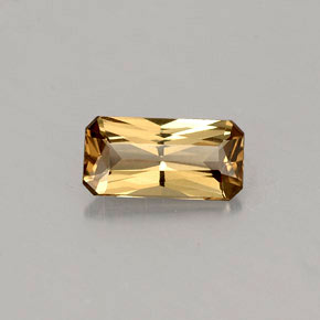 0.63カラットの天然緑がかった茶〜レッドピンクカラーチェンジガーネット（7.1x3.6 mm・エメラルドカット）