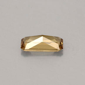 0.63カラットの天然緑がかった茶〜レッドピンクカラーチェンジガーネット（7.1x3.6 mm・エメラルドカット）