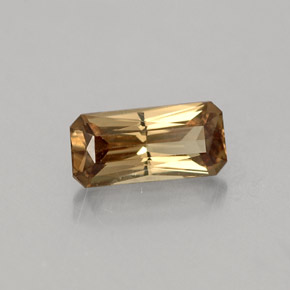 0.73カラットの天然緑がかった茶〜レッドピンクカラーチェンジガーネット（7.1×3.4 mm・エメラルドカット）
