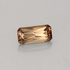 0.76カラットの天然緑がかった茶〜レッドピンクカラーチェンジガーネット（7×3.5 mm・エメラルドカット）