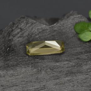 0.59カラットの天然ゴールデンブラウンカラーチェンジガーネット（7×3.4 mm・エメラルドカット）