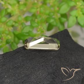 0.65カラットの天然ゴールドカラーチェンジガーネット、エメラルドカット、VVS