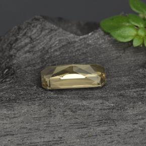 0.60カラットの天然ゴールデンブラウンカラーチェンジガーネット（7×3.4 mm・エメラルドカット）
