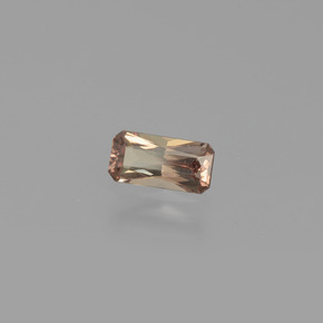 0.70カラットの天然茶色がかったローズ〜レッドカラーチェンジガーネット（7×3.6 mm・エメラルドカット）