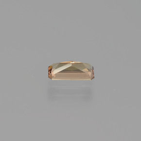 0.70カラットの天然茶色がかったローズ〜レッドカラーチェンジガーネット（7×3.6 mm・エメラルドカット）