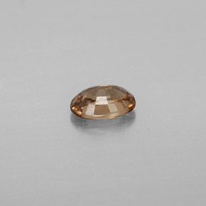 0.65カラットの天然緑がかった茶〜レッドピンクカラーチェンジガーネット（6.1×4.1 mm・オーバルカット）