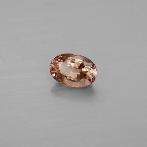 0.77カラットの天然緑がかった茶〜レッドピンクカラーチェンジガーネット（6.1×4.2 mm・オーバルカット）