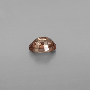 0.77カラットの天然緑がかった茶〜レッドピンクカラーチェンジガーネット（6.1×4.2 mm・オーバルカット）