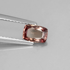 0.76カラットの天然ミディアムブラウンカラーチェンジガーネット（6.4×4.5 mm・クッションカット）
