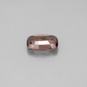 0.76カラットの天然ミディアムブラウンカラーチェンジガーネット（6.4×4.5 mm・クッションカット）