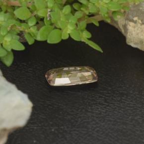 1.20カラットの天然茶色がかったローズ〜レッドカラーチェンジガーネット（8.6×5 mm・クッションカット）