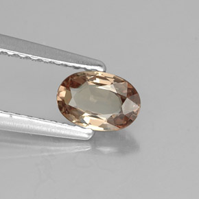 0.57カラットの天然茶色がかったローズ〜レッドカラーチェンジガーネット（6×4.1 mm・オーバルカット）