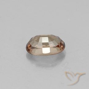 0.71カラットの天然ライトブラウンカラーチェンジガーネット（6.1×4.1 mm・オーバルカット）