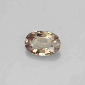 0.53カラットの天然グリーン〜レッドピンクカラーチェンジガーネット（6×4.1 mm・オーバルカット）