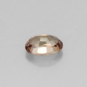 0.70カラットの天然グリーン〜レッドピンクカラーチェンジガーネット（6×4.2 mm・オーバルカット）