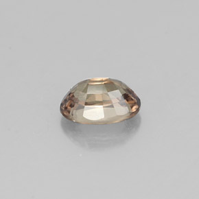 0.74カラットの天然グリーン〜レッドピンクカラーチェンジガーネット（6.1×4.1 mm・オーバルカット）