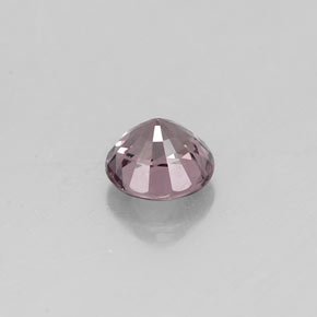 0.71カラットの天然バイオレット〜レッドカラーチェンジガーネット（5.12 mm・ラウンドカット）